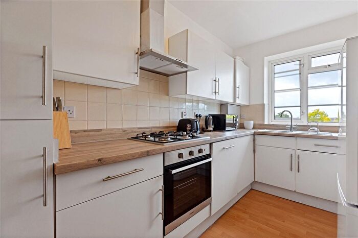 3 Bedroom Flat To Rent In Holmbury Court, Upper Tooting Road, London, SW17