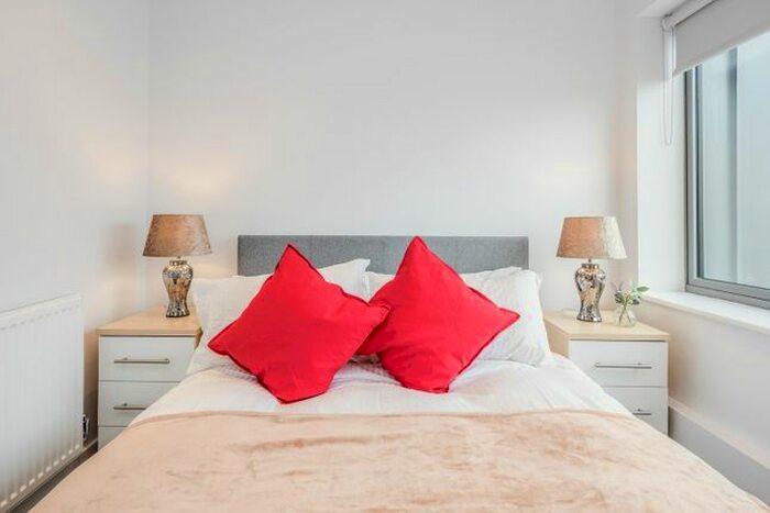 2 Bedroom Flat To Rent In The Grove, Isleworth, London, TW7