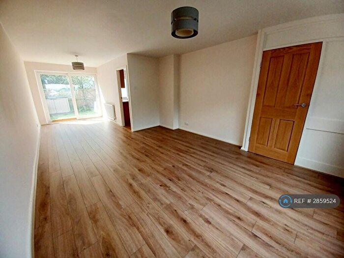 3 Bedroom Terraced House To Rent In Dean Court, Leeds, LS8