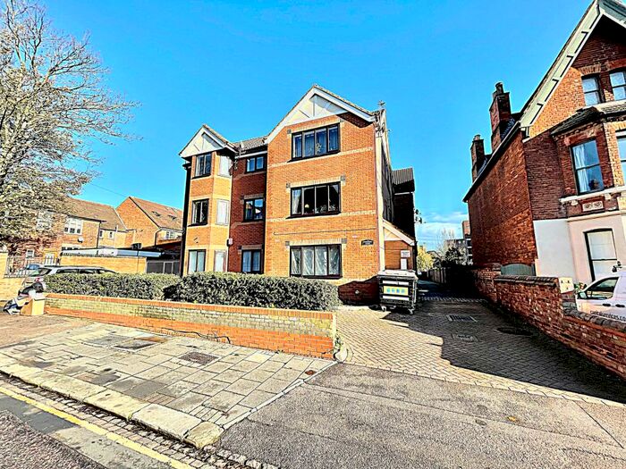 1 Bedroom Flat To Rent In Conduit Road Bedford, MK40