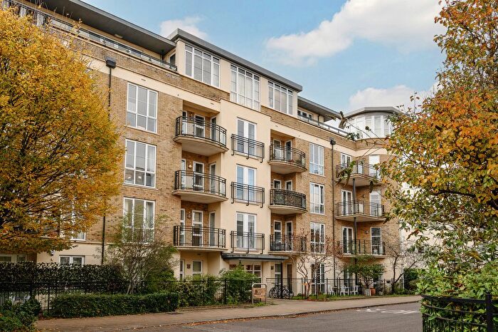 2 Bedroom Flat For Sale In Melliss Avenue, Kew, TW9
