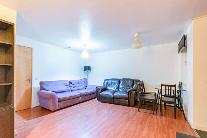 3 Bedroom Flat To Rent In Hawkhill Close, Edinburgh, EH7