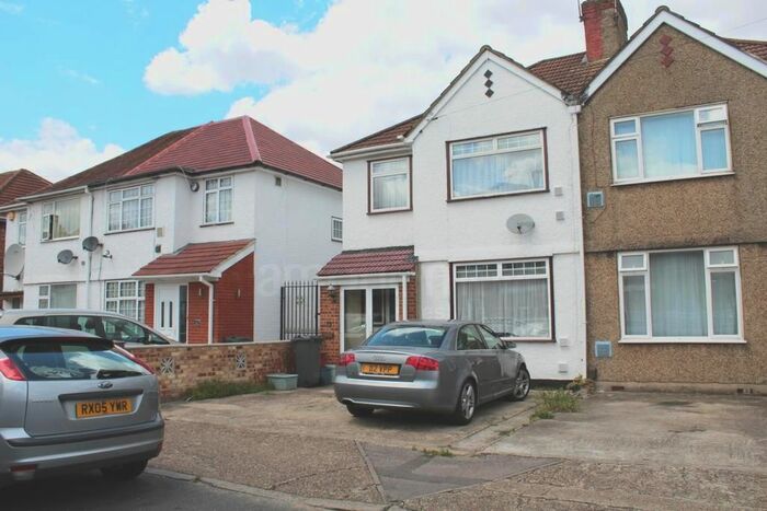 3 Bedroom Terraced House To Rent In Victoria Avenue, Hounslow, TW3