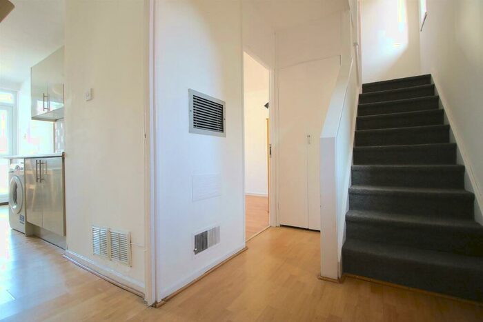 3 Bedroom Flat To Rent In Barnardo Street, London, E1