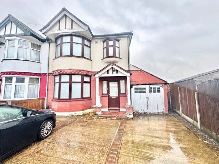 Semi-Detached House To Rent In Keswick Avenue, Hornchurch, RM11