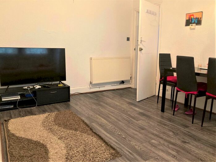2 Bedroom Flat To Rent In Vicarage Park, London SE18