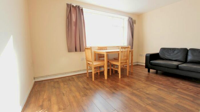 2 Bedroom Flat To Rent In Colney Hatch Lane, London, N10