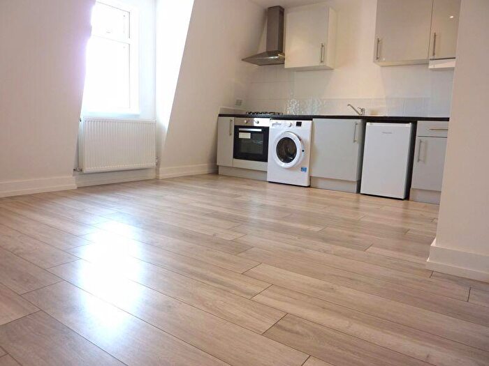 1 Bedroom Flat To Rent In Coulsdon Road, Caterham, CR3