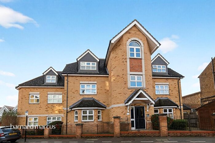 2 Bedroom Flat For Sale In St. Margarets Road, London, W7