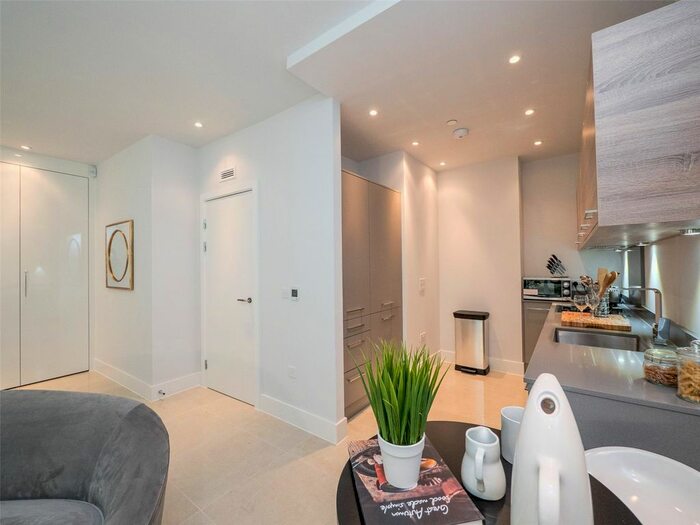 Studio To Rent In St Vincent Place, Edinburgh, EH3