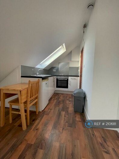 Studio To Rent In North Circular Road, London, N13