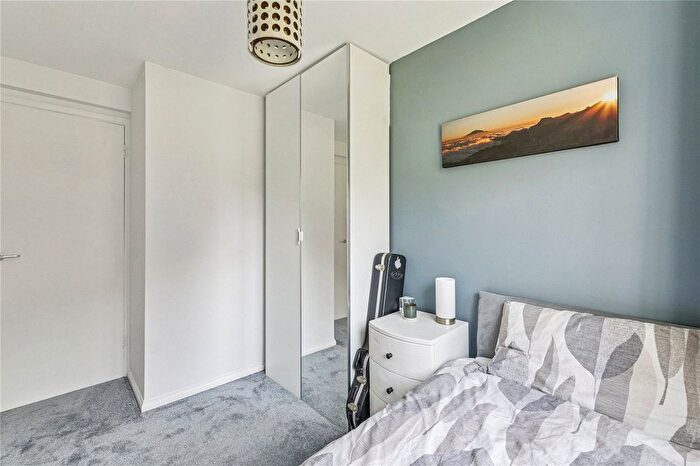 2 Bedroom Flat For Sale In Crowthorne Close, London, SW18