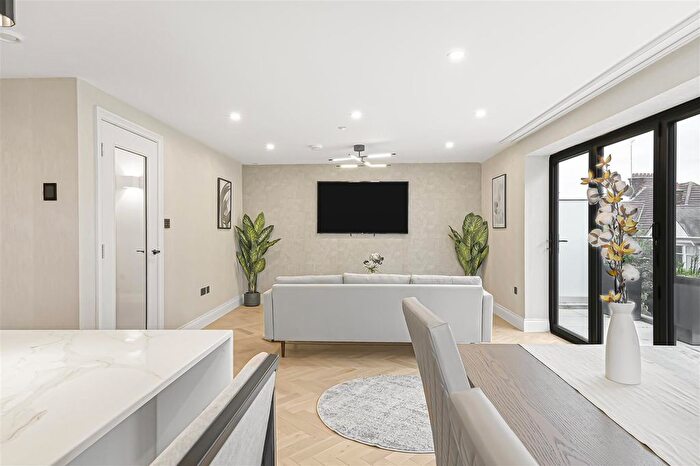 3 Bedroom Flat To Rent In The Luxley, Golders Green, NW11