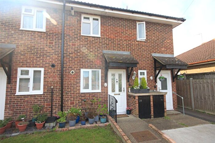 1 Bedroom Maisonette For Sale In Pine Close, Wickford, Essex, SS12