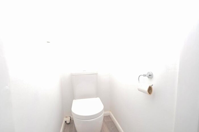 2 Bedroom Flat For Sale In Dugdale Court, Hitchin, SG5