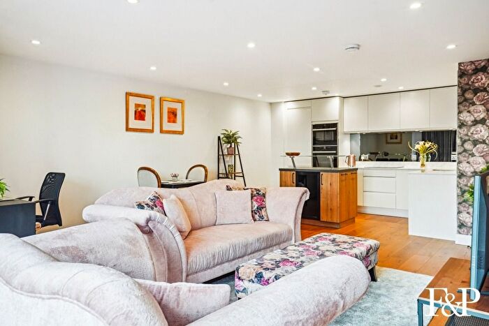 2 Bedroom Flat For Sale In Station Road, Gerrards Cross, SL9