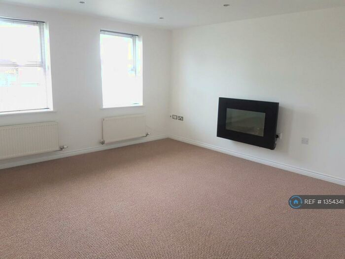 2 Bedroom Flat To Rent In Newport Pagnell Road, Northampton, NN4