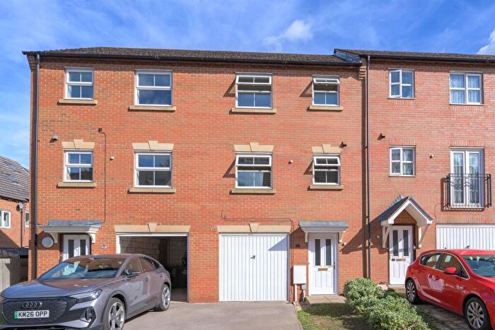 4 Bedroom Town House For Sale In Bellway Close, Kettering, NN16