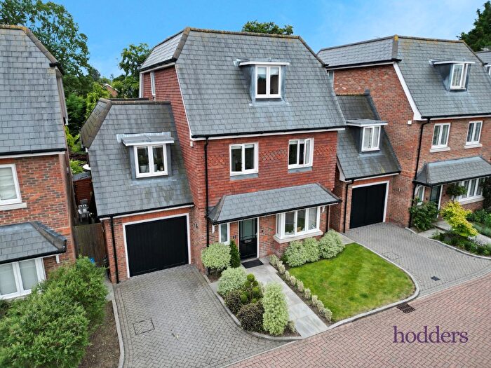 4 Bedroom Detached House To Rent In Ongar Hill, Addlestone, Surrey, KT15