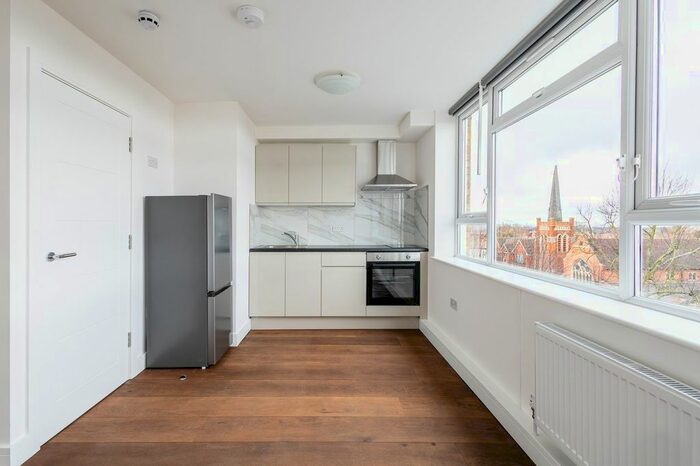 Studio To Rent In Ballards Lane, London, N3