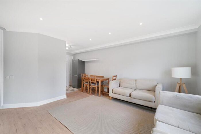 2 Bedroom Flat To Rent In Battersea High Street, London, SW11