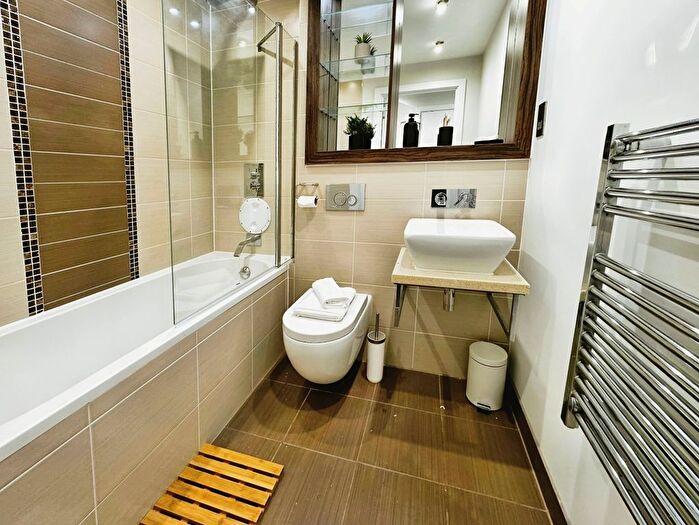 2 Bedroom Flat To Rent In Crown Point Road, Hunslet, Leeds, West Yorkshire, LS10