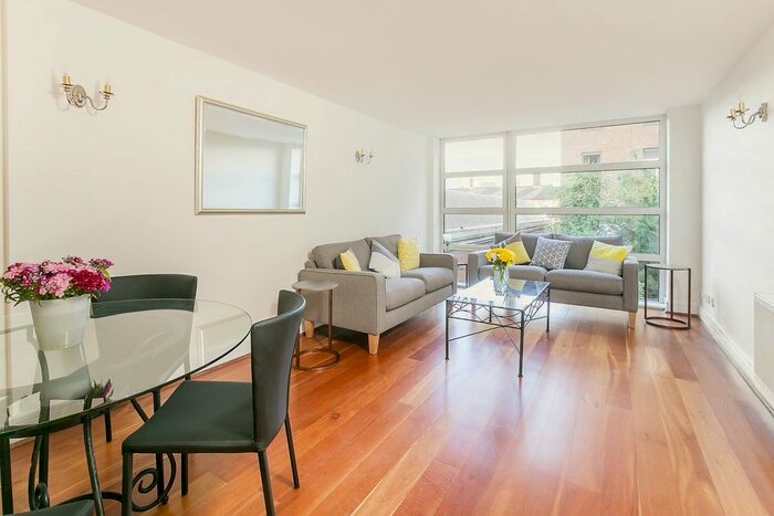 2 Bedroom Flat To Rent In Buckingham Palace Road, London, SW1W