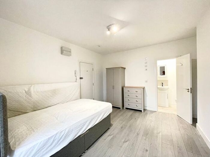 Studio To Rent In Ladbroke Grove, London, W10