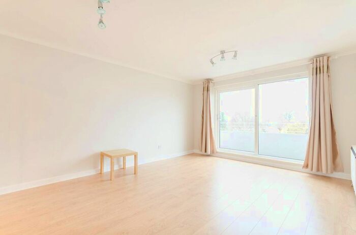 2 Bedroom Flat To Rent In Eaton Drive, Kingston Hill, Kingston Upon Thames, KT2