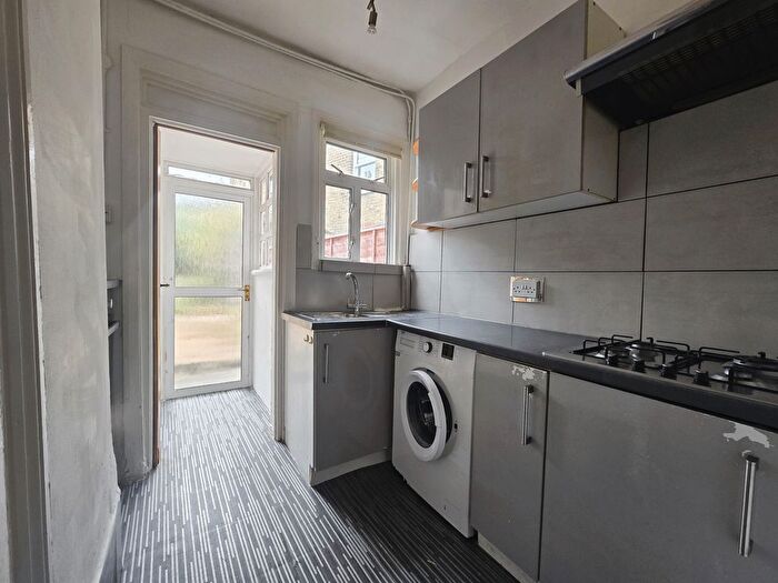 2 Bedroom Flat To Rent In Putney Bridge Road, London, SW15