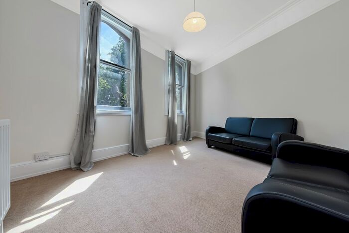 2 Bedroom Flat To Rent In The Pavement, Clapham Common, SW4