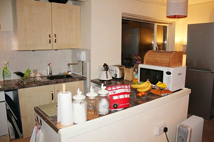 1 Bedroom Flat To Rent In Stratford Road, Shirley, Solihull, West Midlands, B90