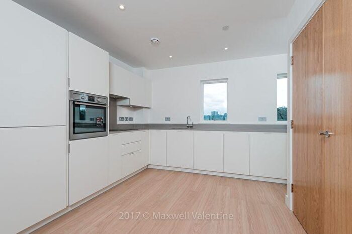 3 Bedroom Flat To Rent In Three Double Bedrooms - East Croydon, CR0