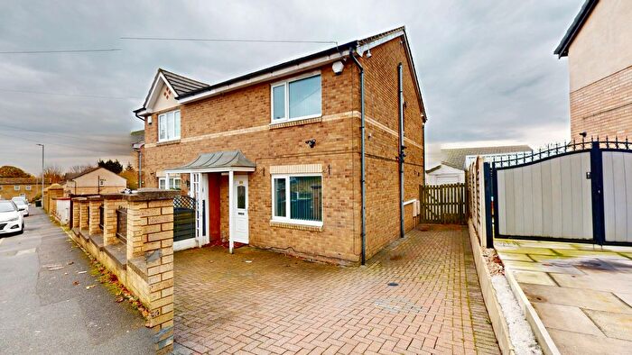 3 Bedroom Semi Detached House To Rent In Whitburn Way, Bradford, BD15