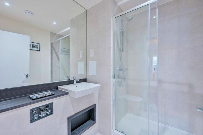 3 Bedroom Flat To Rent In Springfield Drive, Tooting Bec, London, SW17