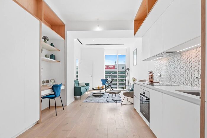 1 Bedroom Flat To Rent In Great West Road, Brentford, TW8