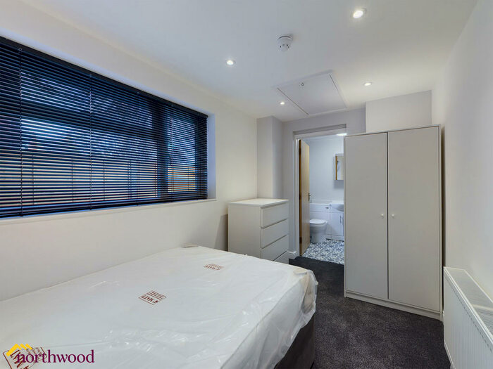 1 Bedroom Apartment To Rent In Room West Street Bath En-Suite, OX16