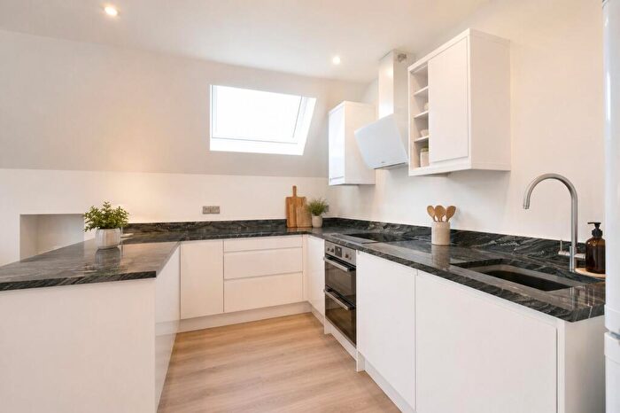 1 Bedroom Flat To Rent In Woodfield Lane, Station House, KT21