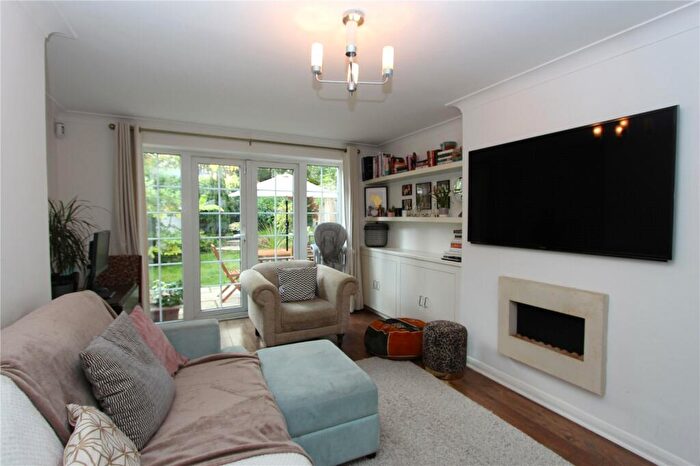 2 Bedroom Flat To Rent In Brookside, Winchmore Hill, London, N21