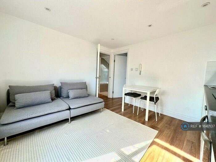 1 Bedroom Flat To Rent In The Limes Avenue, London, N11