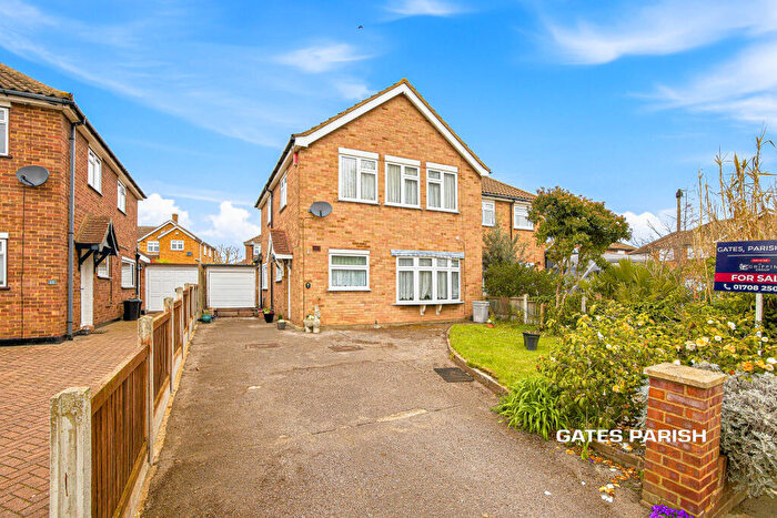 3 Bedroom Semi Detached House For Sale In Helford Way, Upminster, RM14