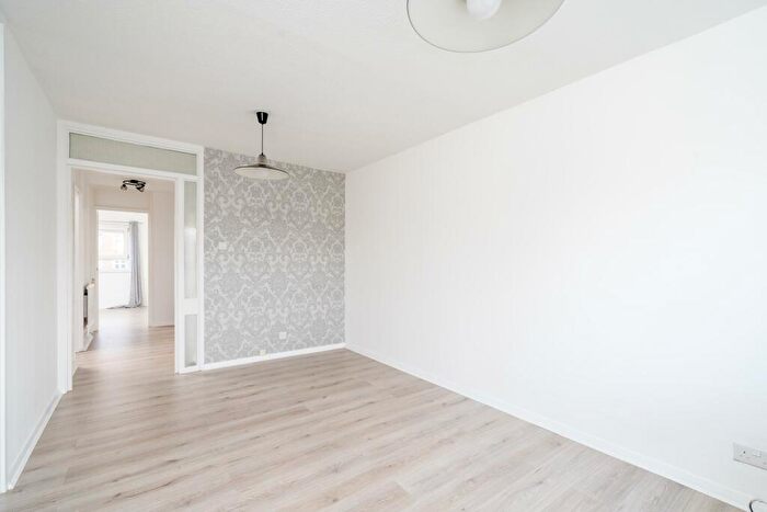 1 Bedroom Apartment To Rent In Fouracres, Holden Road, Woodside Park, N12