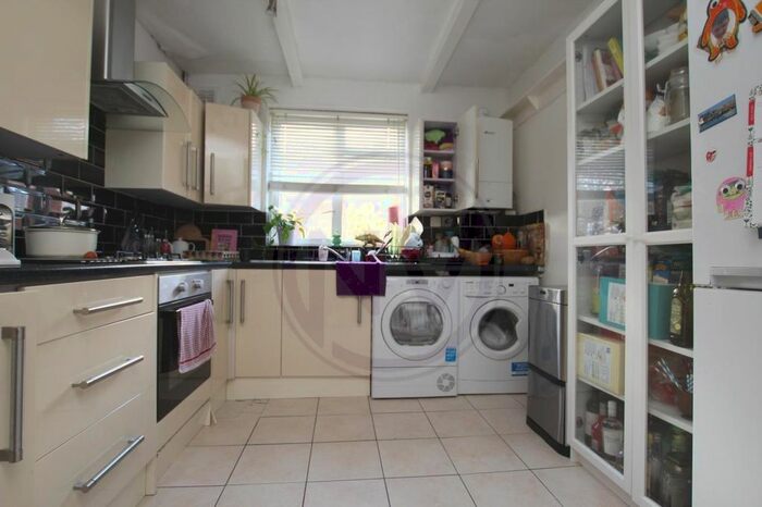 3 Bedroom Flat To Rent In Resevoir Road, Oakwood, N14