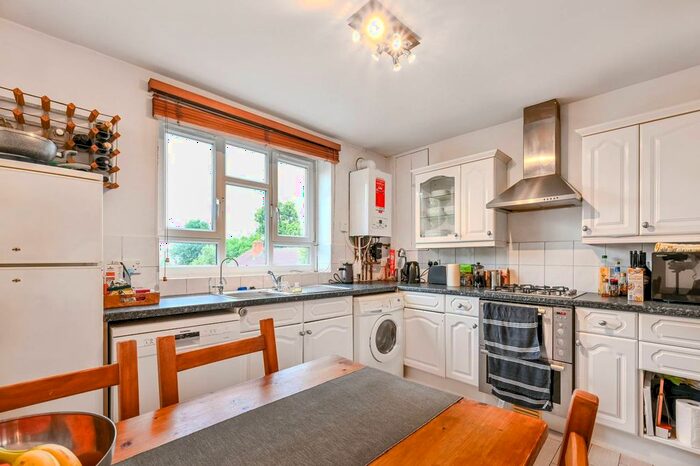 2 Bedroom Flat For Sale In Manor Road, Stoke Newington, London, N16