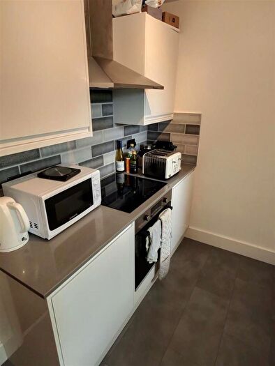 2 Bedroom Apartment To Rent In Flat Park View Court, Roundhay, Leeds, LS8