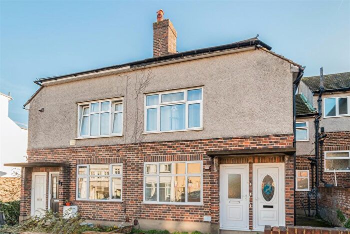 2 Bedroom Maisonette For Sale In Chiltern Drive, Surbiton, KT5