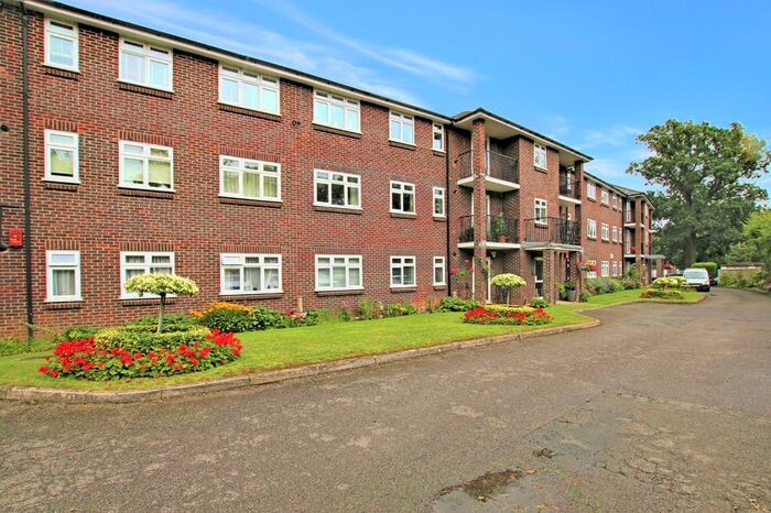 2 Bedroom Flat To Rent In Park Lawn, Farnham Royal, Slough, SL2
