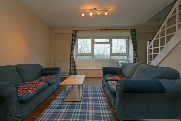 2 Bedroom Flat To Rent In West Drive, London SW16