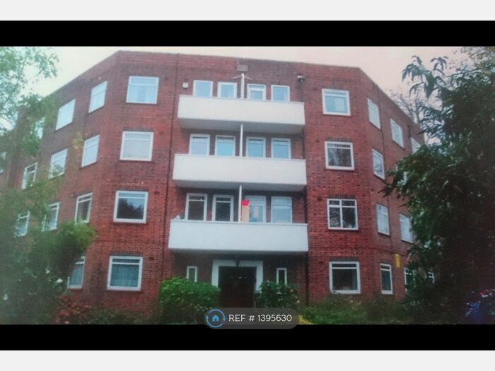 3 Bedroom Flat To Rent In Cromwell Court, Kingston Upon Thames, KT2