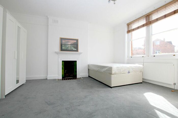 Flat To Rent In Brondesbury Park, NW2